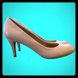 Nude pumps